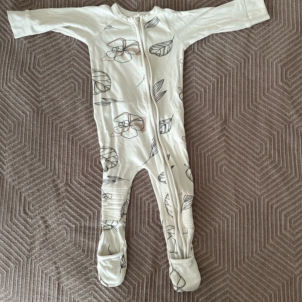 Goumi Floral White Baby One-Piece Zipper Footed Pajamas